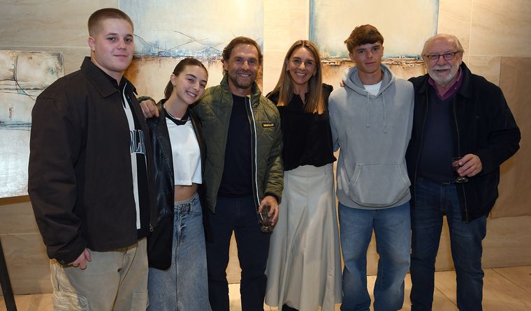La artista Natalia Olivieri junto a su familia, que la acompañó en la inauguración. La artista Natalia Olivieri junto a su familia, que la acompañó en la inauguración.