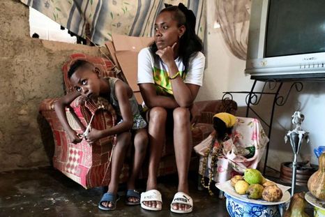 Muchas familias cubanas tienen dificultades para cubrir sus necesidades básicas. Muchas familias cubanas tienen dificultades para cubrir sus necesidades básicas.