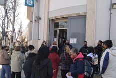 La puerta del Banco Nación de Villa Nueva se vio con bastante personas agolpadas por las demoras en la atención La puerta del Banco Nación de Villa Nueva se vio con bastante personas agolpadas por las demoras en la atención