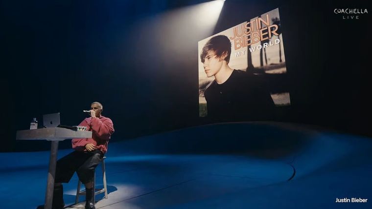 La puesta en escena minimalista de Bieber despertó una ola de críticas y comparaciones con otros artistas del festival. La puesta en escena minimalista de Bieber despertó una ola de críticas y comparaciones con otros artistas del festival.