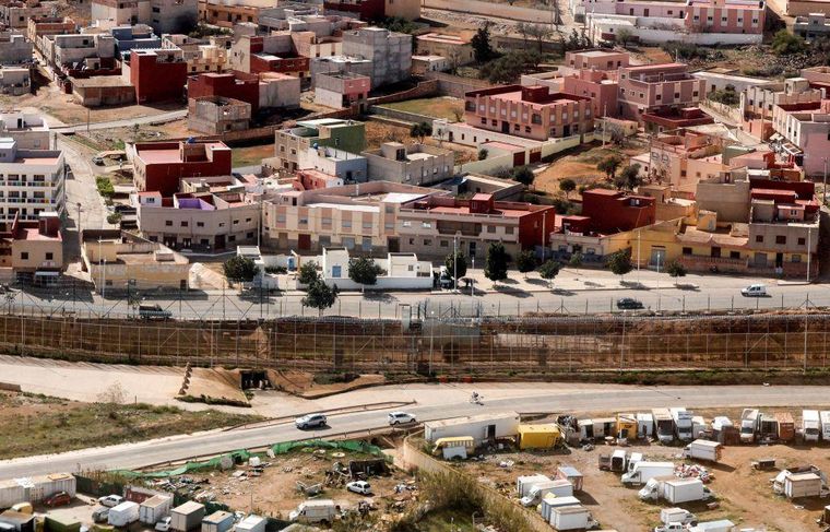 Una valla muestra la separación entre la ciudad marroquí de Nador (arriba) y la española Melilla (abajo).
