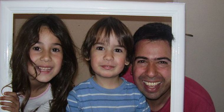Laura Mansilla envió la foto de su marido junto a sus dos amores. Foto: Gentileza
