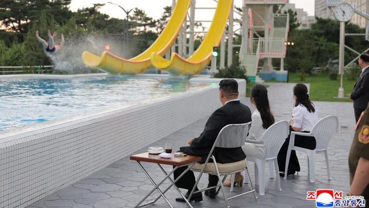 Kim Jong Un, su hija Kim Ju Ae y su esposa Ri Sol Ju en un parque acuático en Wonsan Kalma.