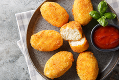 La receta original de croquetas surgió en Francia, pero se popularizó ampliamente en la cocina española.