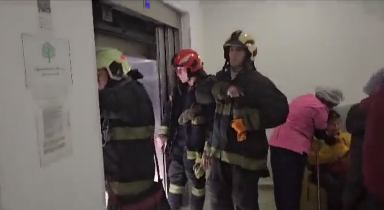 Ambulancias del SAME y bomberos trabajan en el lugar Foto: Captura de video.