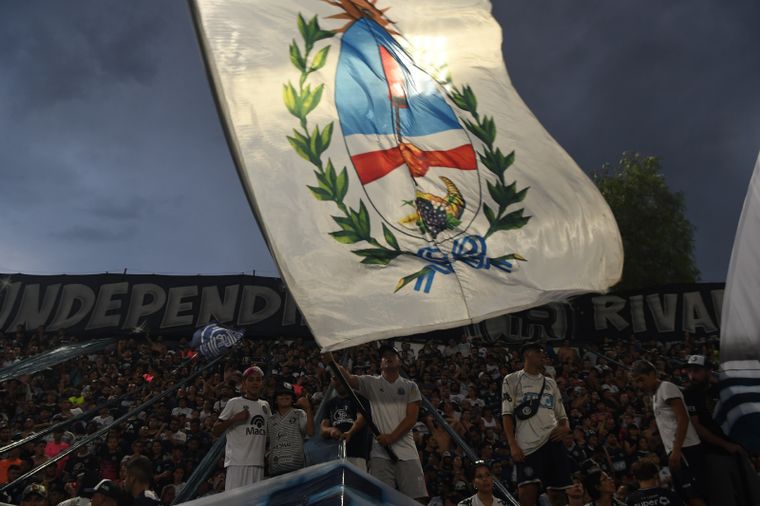 Los hinchas en su noche histórica Foto: Juan Ignacio Blanco/MDZ