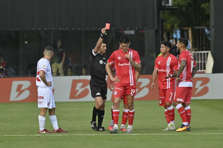 Barracas logró un triunfo clave, pero otra vez quedó bajo la lupa por decisiones arbitrales polémicas, como la expulsión de Claudio Bravo en Argentinos Juniors.