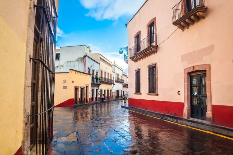 El pronóstico anticipa un lunes de contrastes en México, con lluvias fuertes en el sur y aire más fresco en el norte.