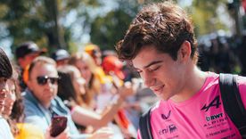 Franco Colapinto firmando autógrafos en su llegada al mítico Circuito de Albert Park, Melbourne. Franco Colapinto firmando autógrafos en su llegada al mítico Circuito de Albert Park, Melbourne.