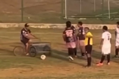 El video se volvió viral por la forma en que retiran a un jugador lesionado del campo de juego en la liga de Tucumán.