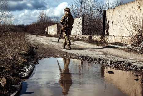 Las tropas de Ucrania resisten los embates de la poderosa Rusia. Foto Dpa Las tropas de Ucrania resisten los embates de la poderosa Rusia. Foto Dpa