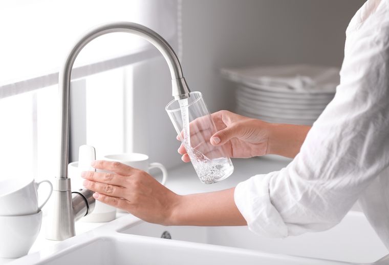 Anmat prohibió la venta de purificadores de agua de la marca Pury Water: se comercializaban sin registro sanitario en plataformas digitales. Foto: Shutterstock Anmat prohibió la venta de purificadores de agua de la marca Pury Water: se comercializaban sin registro sanitario en plataformas digitales. Foto: Shutterstock 