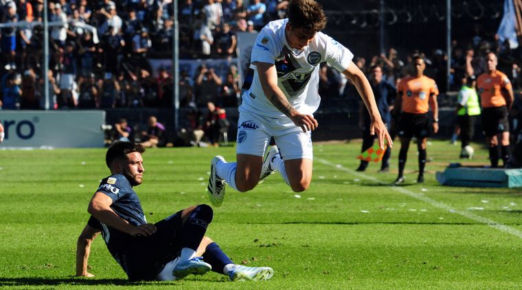 El clásico mendocino se jugó con el cuchillo entre los dientes y mucha pierna fuerte. Independiente Rivadavia terminó con nueve jugadores. El clásico mendocino se jugó con el cuchillo entre los dientes y mucha pierna fuerte. Independiente Rivadavia terminó con nueve jugadores.