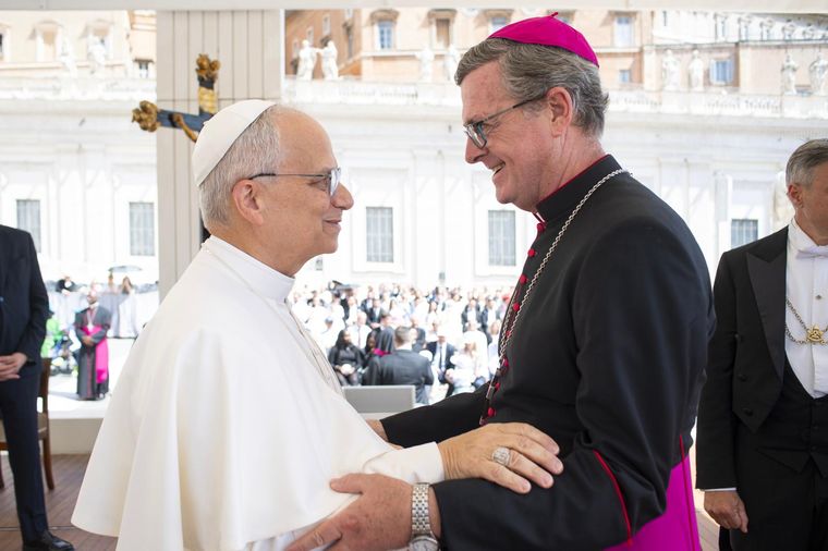 El papa León XIV y el arzobispo de Buenos Aires, monseñor Jorge García Cuerva. Foto: