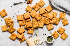 Receta fácil de galletitas crocantes de queso y miel. Foto: Cravings Journal