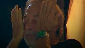 Guillermo Francella, con el rostro cubierto, llorando de emoción por Racing. / Captura X