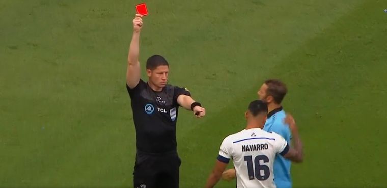 El juez sacó tarjeta roja en el amanecer del encuentro. Foto: Captura