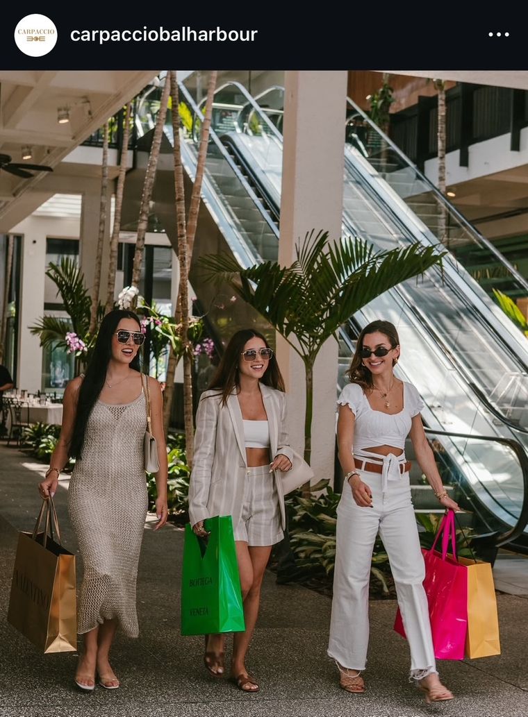 Amigas recorriendo Bal Harbour. Foto: Instagram Carpaccio. Amigas recorriendo Bal Harbour. Foto: Instagram Carpaccio.