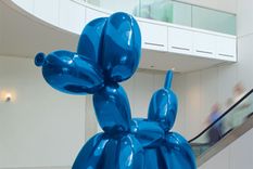 una mujer rompio sin querer una costosisima obra de arte de jeff koons