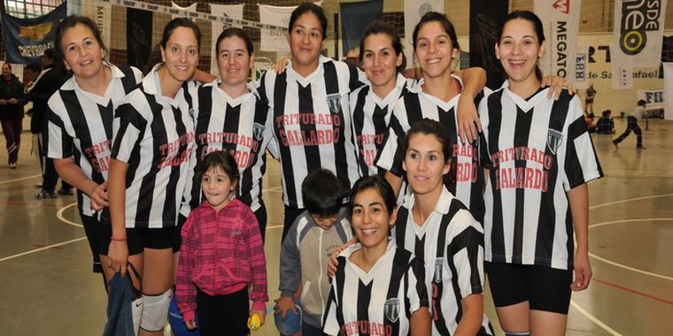 Las chicas de Pacífico de General Alvear campeonas de la zona B Foto: Mediamza.com