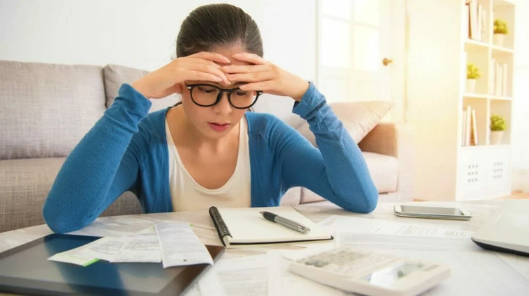 El estrés económico no es solo una consecuencia de la falta de dinero. El estrés económico no es solo una consecuencia de la falta de dinero.