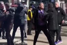 ¡Papelón! Claudio Biaggio fue a buscar al entrenador rival al estacionamiento del estadio.