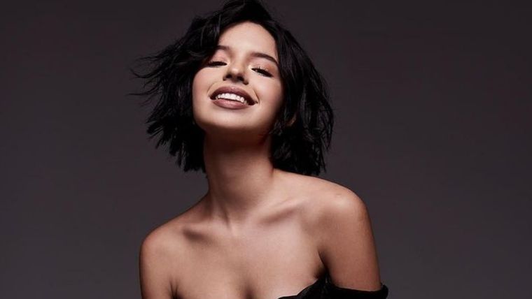 El body negro estilo corsé que eligió Ángela Aguilar es un emblema de lo clásico pero ella lo fusiona con un estilo casual sumándolo a un jean de tiro alto.