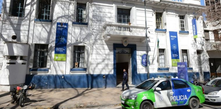 El hombre fue a denunciar el robo en su casa y murió en la comisaría