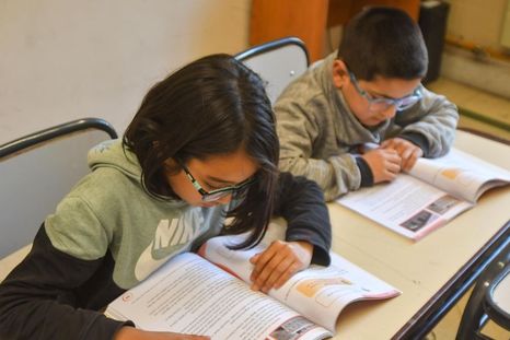 El informe analizó la cohorte de estudiantes que comenzó primer grado en 2020 y llegó a sexto en 2025.