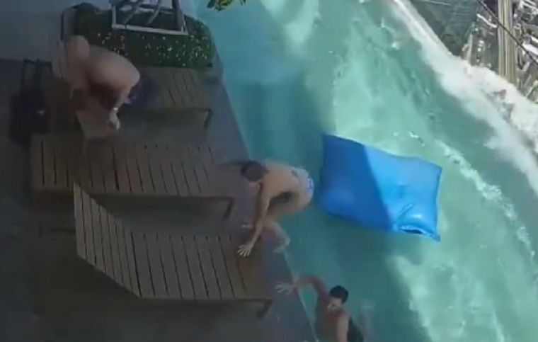 La pareja alcanza a salir del agua a tiempo Foto: Captura de video
