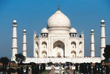 El Taj Mahal fue erigido a lo largo de los siguientes 22 años El Taj Mahal fue erigido a lo largo de los siguientes 22 años