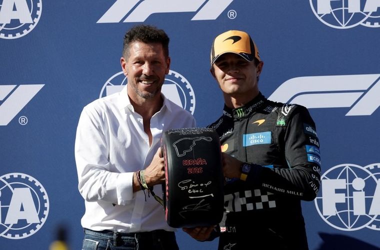 El Cholo Simeone le entregó el premio de pole position a Lando Norris.