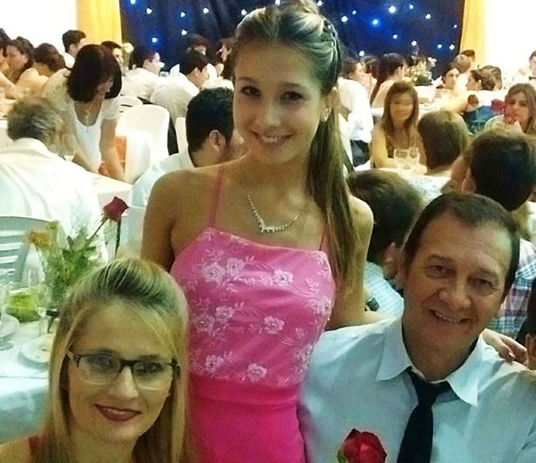 Nahir Galarza junto a sus padres, hace varios años