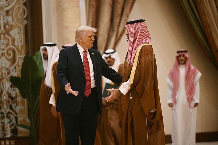 Aunque no lo dice explícitamente, Trump quiere que los países de la OPEP+, como Arabia Saudita, produzcan más para bajar los precios del petróleo, y forzar así a Rusia a terminar la guerra en Ucrania.