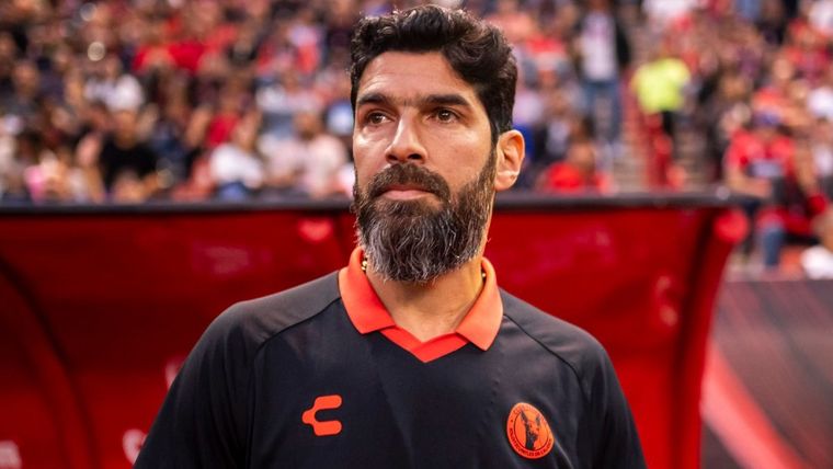 Sebastián Abreu defendió a Maravilla Martínez tras su penal errado en el clásico de Avellaneda.