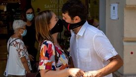 Una pareja celebra un San Jorge aplazado en Barcelona en plena pandemia.