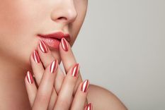 Este esmalte fortalecedor es súper efectivo. Foto: https://asparagus-ferret-hl7m.squarespace.com/ - https://images.squarespace-cdn.com/content/v1/5da153161e46cf0ee6510e91/1570855703884-0NVVWEJZF2WS7HDMLPJ4/beauty-woman-with-perfect-makeup-PYBLP9B.jpg