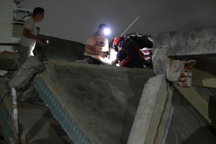 Integrantes de Cuerpos de Emergencia realizan labores de rescate este miércoles, en Caracas (Venezuela).&nbsp;