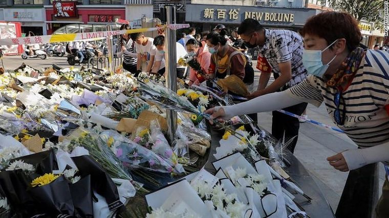 El atacante al menos apuñaló a nueve personas