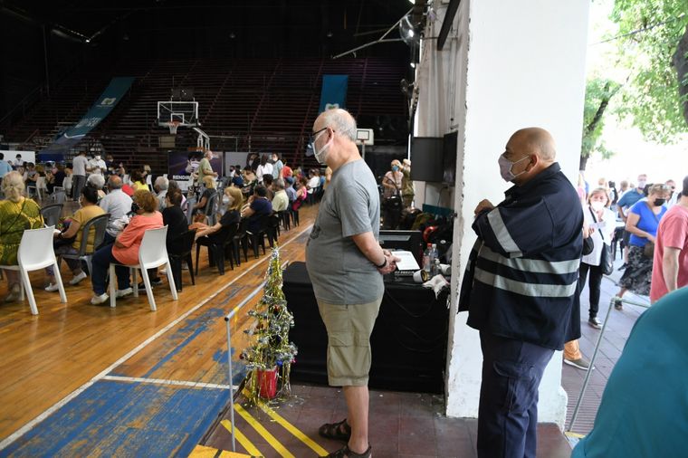 Las largas filas se repiten en todos los centros de vacunación habilitados Foto: ALF PONCE MERCADO / MDZ