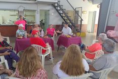 El intendente de Zarate Marcelo Matzkin, hablando con jubilados sobre la prorroga hasta el 2027 de la exención de impuestos&nbsp; a adultos mayores.