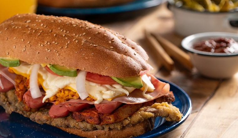 La receta de la torta cubana no proviene de Cuba; su creaci&oacute;n es totalmente mexicana y surgi&oacute; como una mezcla ingeniosa de ingredientes abundantes y econ&oacute;micos.