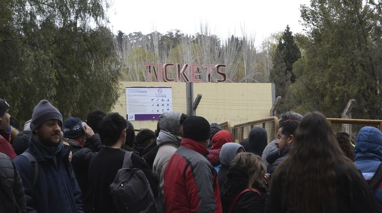 Los hinchas del millonario se agruparon en las boleterías del Estadio Malvinas Argentinas para conseguir una entrada Foto: Rodrigo DAngelo / MDZ