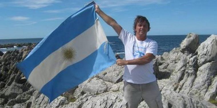 Esteban Tries se abraza a otro ex combatiente en el cementerio de Darwin.