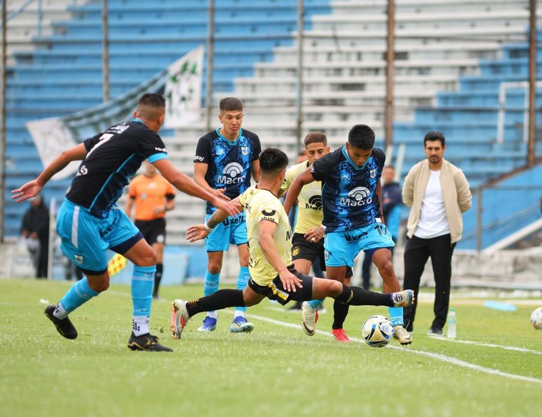 ¡Insólito! Se suspendió el partido entre Gimnasia de Jujuy y Deportivo Madryn por amenazas al árbitro. Foto: NA