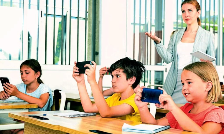 Desde este ciclo lectivo, aplica el protocolo porteño de “aulas libres de celulares”.