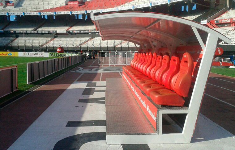 El banco de suplentes del Monumental. ¿Lo ocupará Burgos en el futuro?