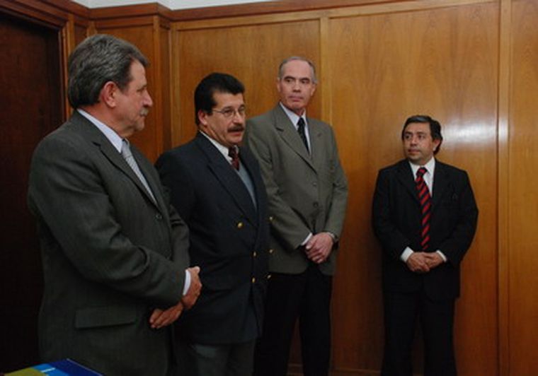Raúl Pérez (segundo de izquierda a derecha) asumió hoy. Foto: Gentileza