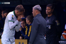 El delantero debió salir de la cancha. El delantero debió salir de la cancha.