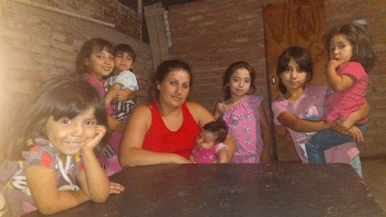 Valeria y sus hijas. (Foto Tiempo de San Juan)